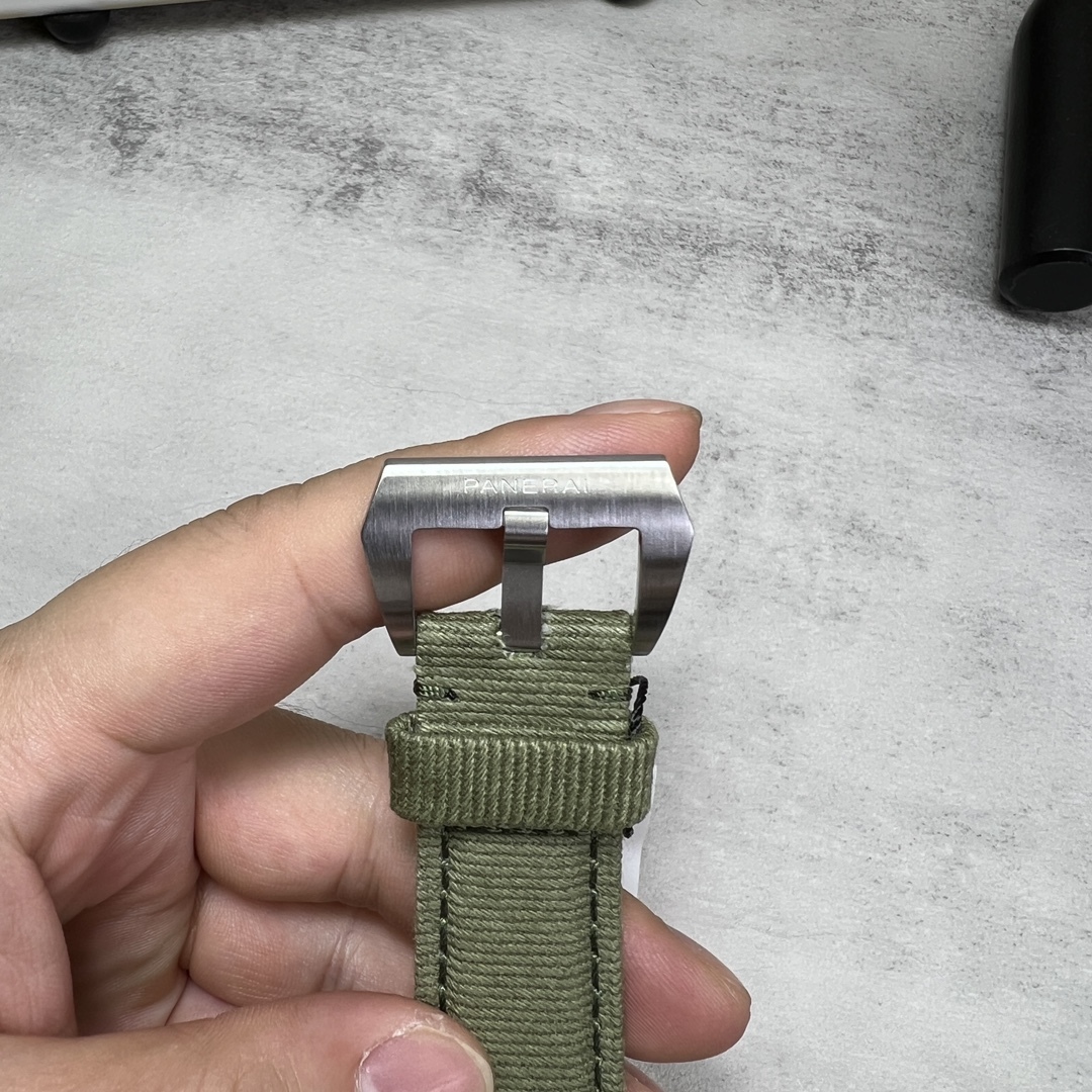 SBF新款：沛納海PAM1287 實拍圖
首款採用拋光圈口，表圈透出翡翠般的光澤。
翡翠綠拋光漸變錶盤，詮釋時間的層次感。
44mm亞洲手腕的黃金尺寸，15-20cm輕鬆駕馭。
簡潔大氣，實物比圖片精緻好看。推薦款