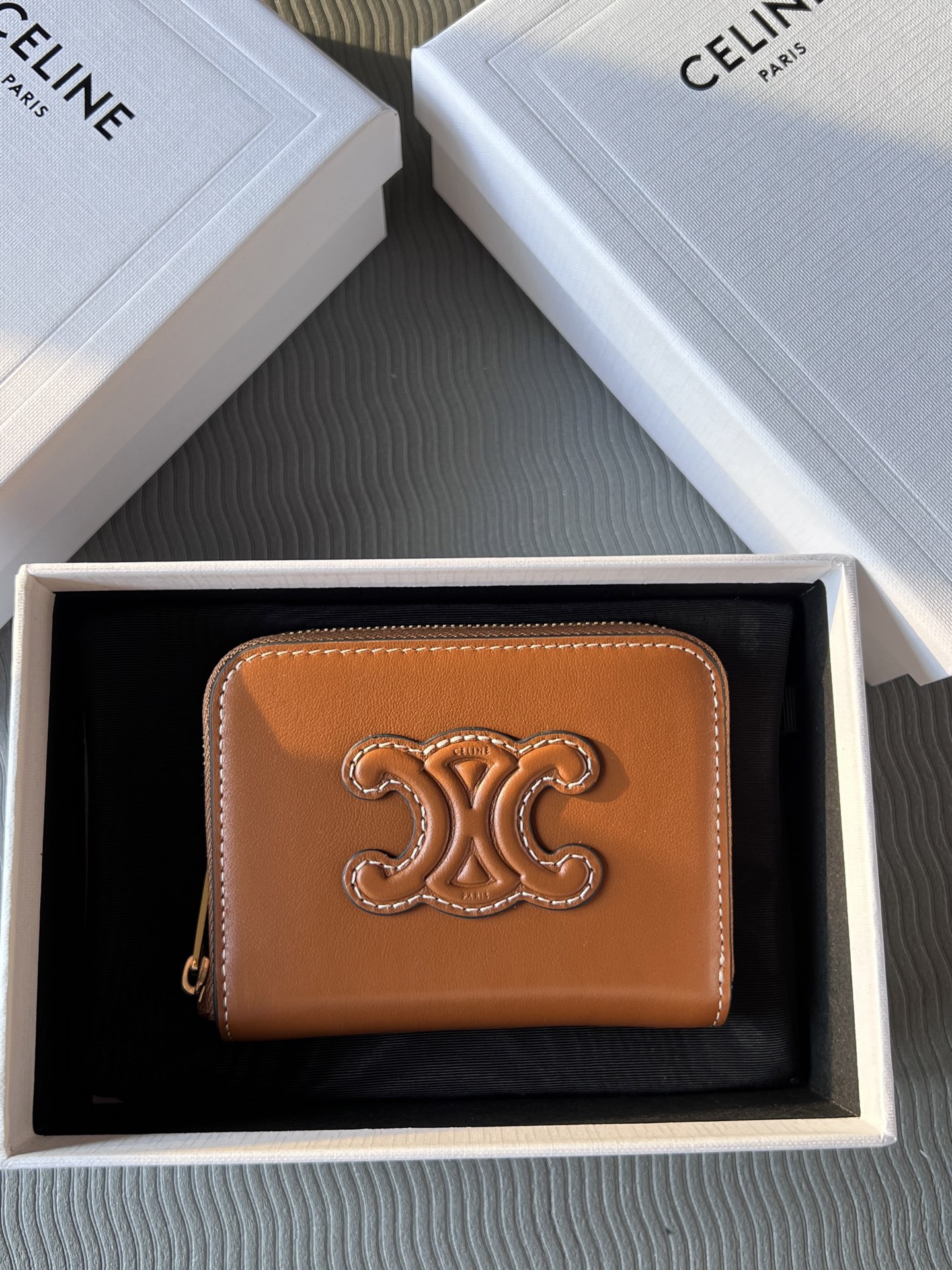 TRIOMPHE光滑牛皮革短款拉鍊錢包
產品信息
4 X 3 X 1英吋(11 X 8.5 X 2釐米)
牛皮革
襯里 : 牛皮革/織物
拉鍊開合
6個卡槽
2個角撐隔層
編號：10K533