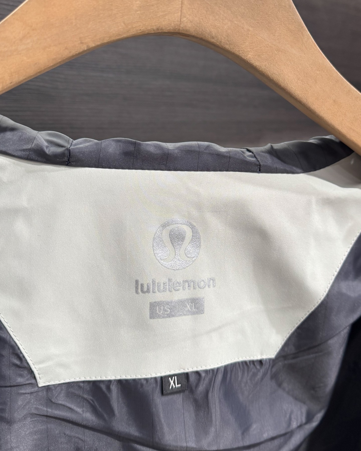 lululemon 機能衝鋒衣 | 雙緯記憶T800面料，戶外通勤全能王！
懂行的都知道，lululemon這件衝鋒衣的面料才是真·黑科技！採用雙緯記憶T800面料，防水4級以上，防風防雨、抗皺透氣、防刮耐磨，立體有型不軟塌，里料更是抗靜電布，應對乾燥天氣或特殊場所都毫無壓力！
- 防護拉滿：防潑拒水+防風鎖暖+透濕排網，暴雨天不漏水，大風天不透涼，運動時還能快速排汗，戶外徒步、通勤驟雨都能穩穩hold住。
- 細節質感：可調節抽繩連帽+隱形拉鍊口袋，胸口lululemon Logo+下擺壓印