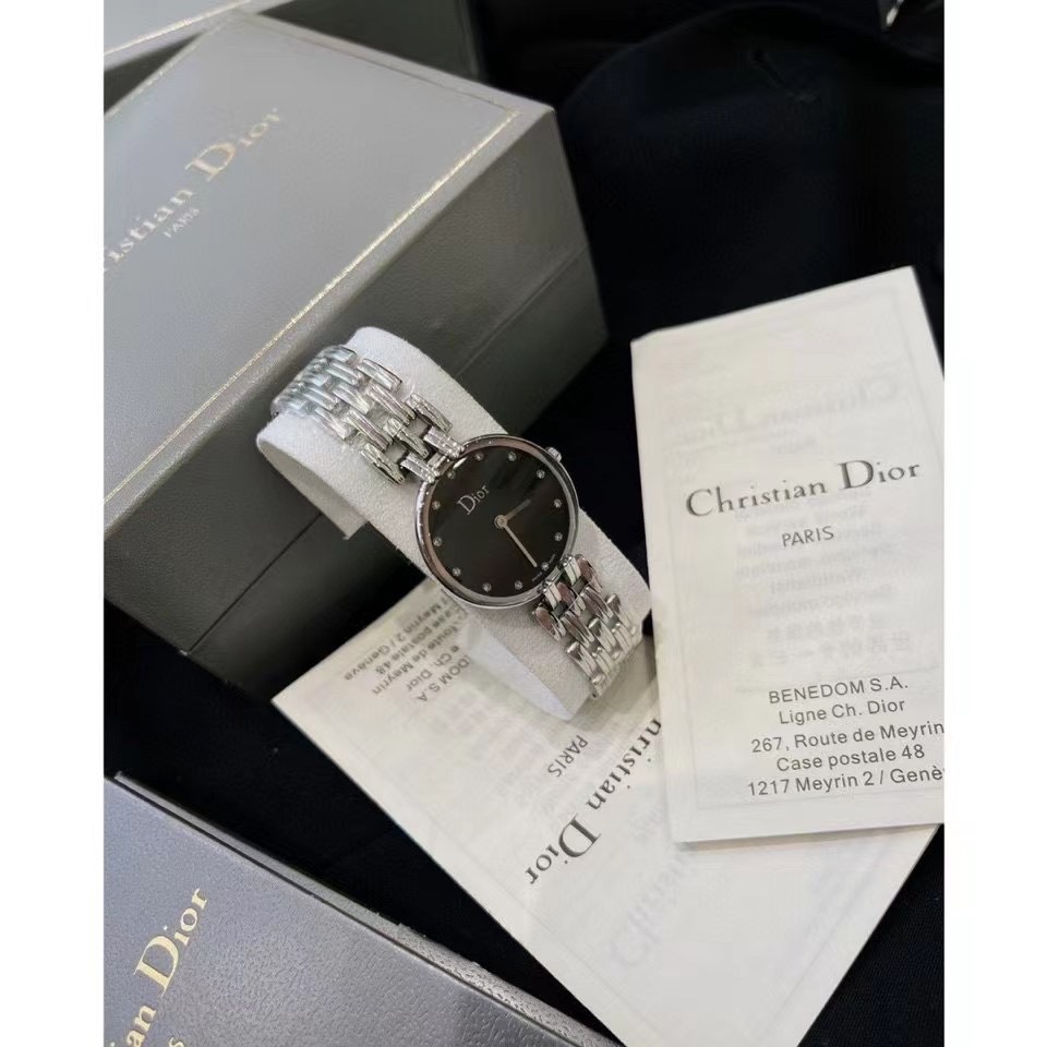 Dior vintage中古腕表
❣️原單 復古的魅力，絕對的經典！
❗️原包裝盒➕全套說明書/卡片
‼️2.6cm錶盤，完美尺寸，適合女性化的搭配風格～
無邊表鏡設計，錶盤纖薄有弧度，最具價值與收藏的中古.