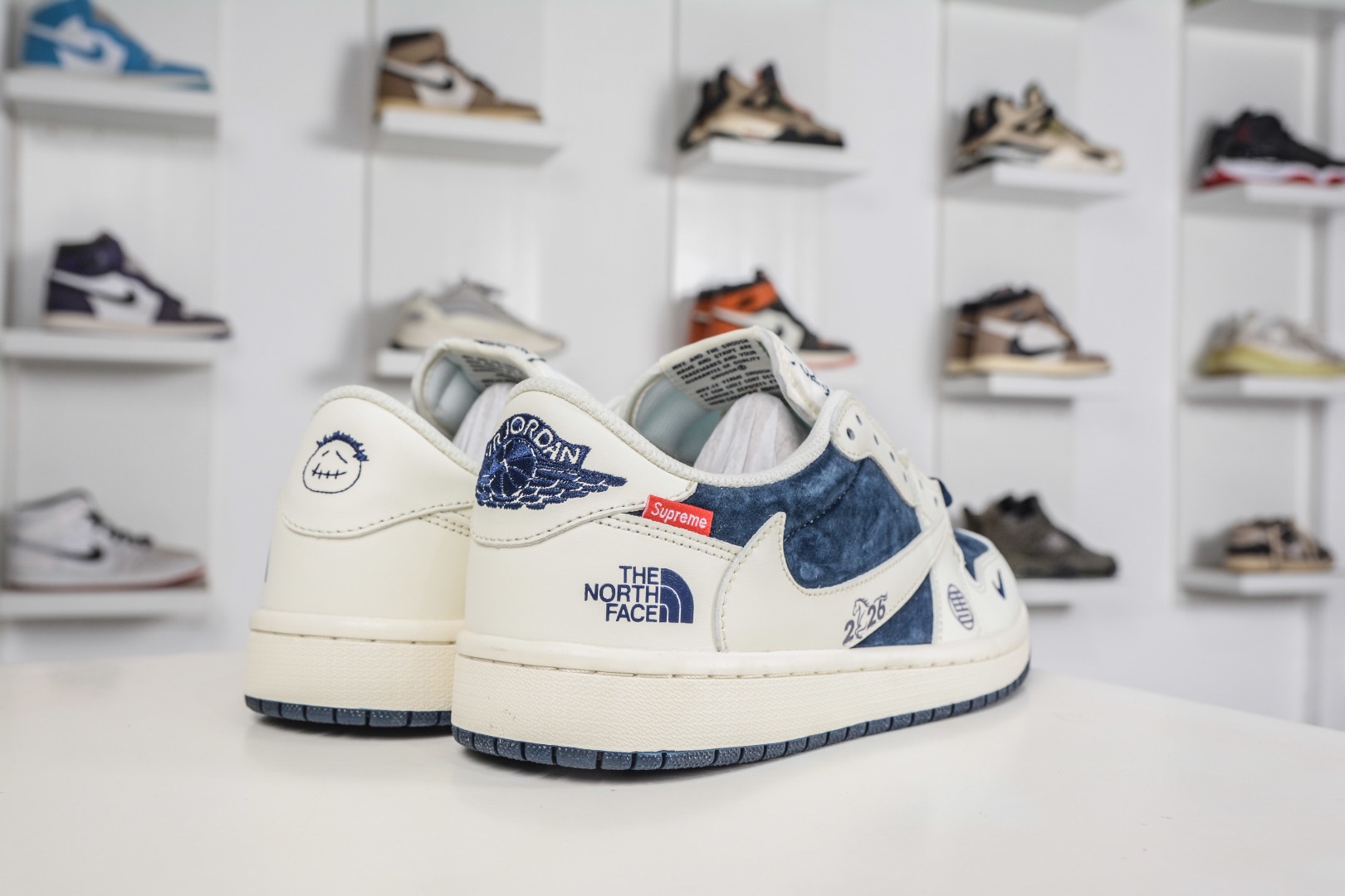 The North Face x Supreme x Travis Scott x Air Jordan 1 Low喬丹1代低幫倒鈎北面Sup馬年限定聯名-白深藍  定制配色 
貨號:DM7866 125
SIZE：36 36.5 37.5 38 38.5 39 40 40.5 41 42 42.5 43 44 44.5 45