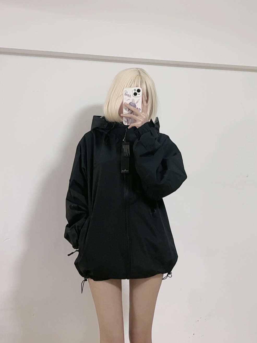 Stone Island/石頭島 24ss 手臂刺繡羅盤衝鋒衣外套
石頭島春季最熱單品 超級吸睛的一款衝鋒衣外套 一眼就能愛上 採用梭織防風防水面料 手感細膩順滑 寬松連帽的版型  水洗標一應俱全 細節滿滿的一款衝鋒衣 大廠代工 品質可靠 

-略帶復古感的機能衝鋒衣 城市徒步 戶外穿行都很出挑 男女都可以駕馭的一款潮流單品 
Color：黑色
A Size：S-XXL