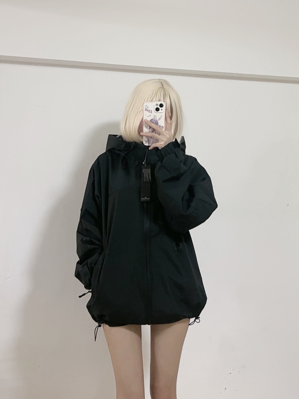 Stone Island/石頭島 24ss 手臂刺繡羅盤衝鋒衣外套
石頭島春季最熱單品 超級吸睛的一款衝鋒衣外套 一眼就能愛上 採用梭織防風防水面料 手感細膩順滑 寬松連帽的版型  水洗標一應俱全 細節滿滿的一款衝鋒衣 大廠代工 品質可靠 

-略帶復古感的機能衝鋒衣 城市徒步 戶外穿行都很出挑 男女都可以駕馭的一款潮流單品 
Color：黑色
A Size：S-XXL
