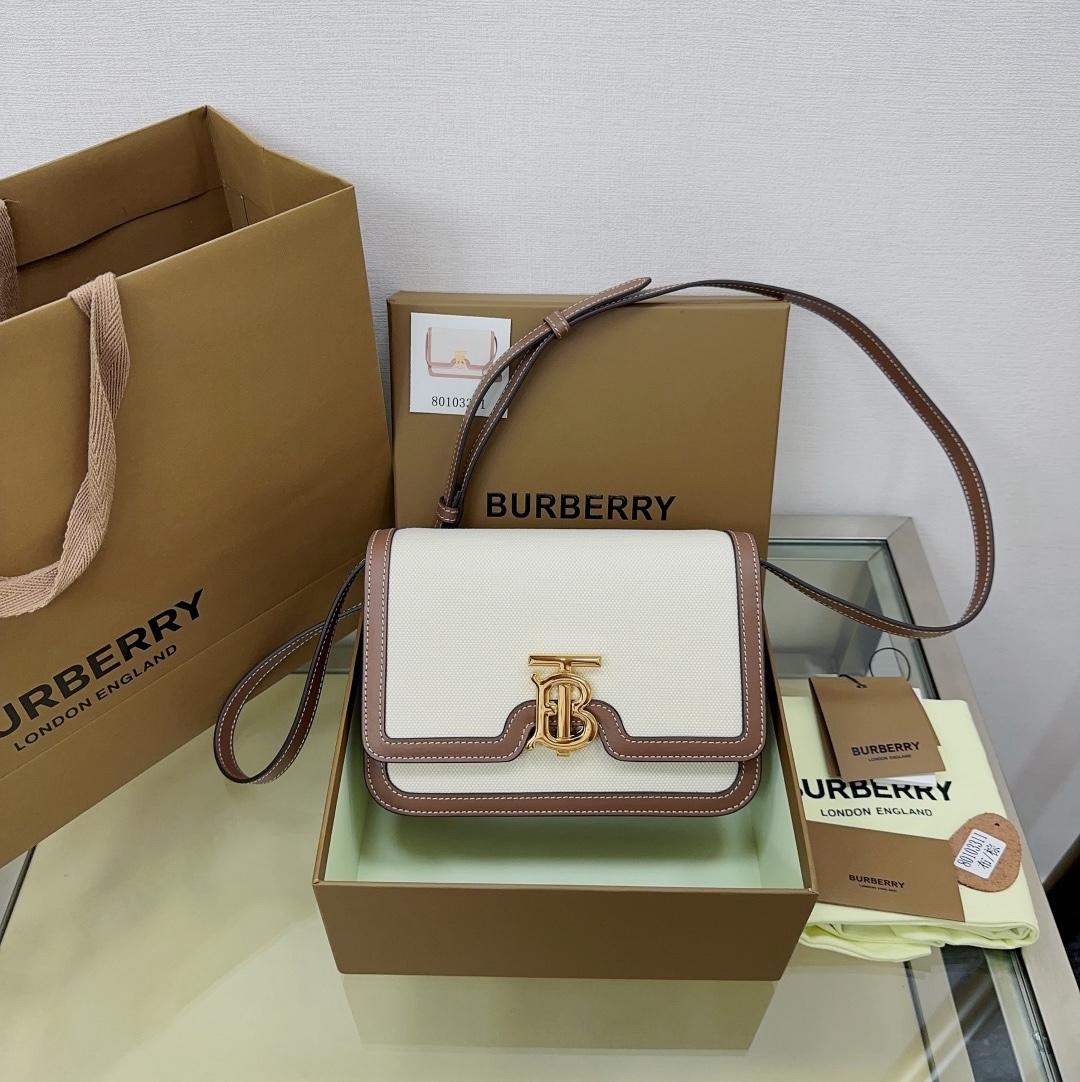 【21cm】B家專屬標識雙色帆布拼皮鎖扣包 版型立挺的單肩包，鎖扣裝飾 Thomas Bur 靈感專屬標識。隨心變換為斜背包或手拿包造型。
尺寸:W21 x H16 x D6cm🌟型號3311