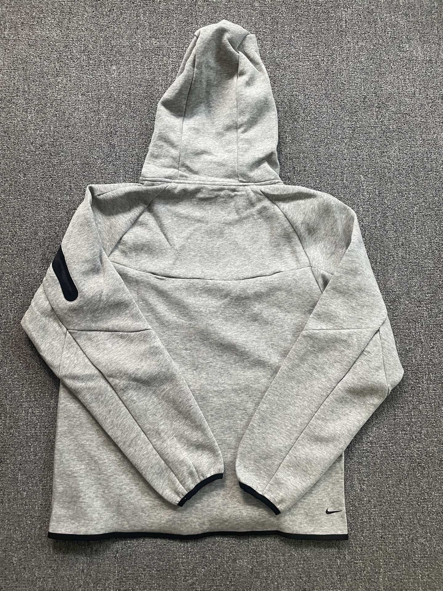 Nike耐克官方WINDRUNNER風行者系列男子連帽衫春季針織衛衣！
貨號：HV0950
頂級品質，申州原廠空氣層廠面料，品質炸裂，妥妥的爆款！注意：此款非4490貨號！

Nike Tech Windrunner男子全長拉鍊開襟連帽衫，後面小勾

亞洲標準版型，立體裁剪，不挑身材，不挑年齡，一款很舒適百搭的拉鍊外套！

顏色：黑色  灰色
尺碼:M L XL XXL

尺碼參考:

        衣長  胸圍  下擺  袖長

M       69    53     52     78