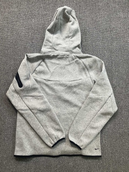 Nike耐克官方WINDRUNNER風行者系列男子連帽衫春季針織衛衣！
貨號：HV0950
頂級品質，申州原廠空氣層廠面料，品質炸裂，妥妥的爆款！注意：此款非4490貨號！

Nike Tech Windrunner男子全長拉鍊開襟連帽衫，後面小勾

亞洲標準版型，立體裁剪，不挑身材，不挑年齡，一款很舒適百搭的拉鍊外套！

顏色：黑色  灰色
尺碼:M L XL XXL

尺碼參考:

        衣長  胸圍  下擺  袖長

M       69    53     52     78