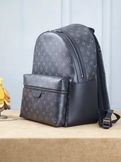 【163C01芯片版】
DISCOVERY 小號雙肩包
型號：M22558黑花
材料：進口原廠面料 原廠皮
尺寸：29x38x20cm