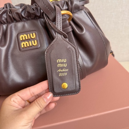 MIU中古腋下饺子包，全新植柔羊皮满满复古怀旧风情，搭配钢质做旧金属五金配件，质感高级典雅，袋口采用抽绳束口设计，细密的皱褶花边立体而俏皮，高级又不失慵懒随性，内搭全新条纹帆布里，配一个拉链隔层，独特的设计谁用谁好看