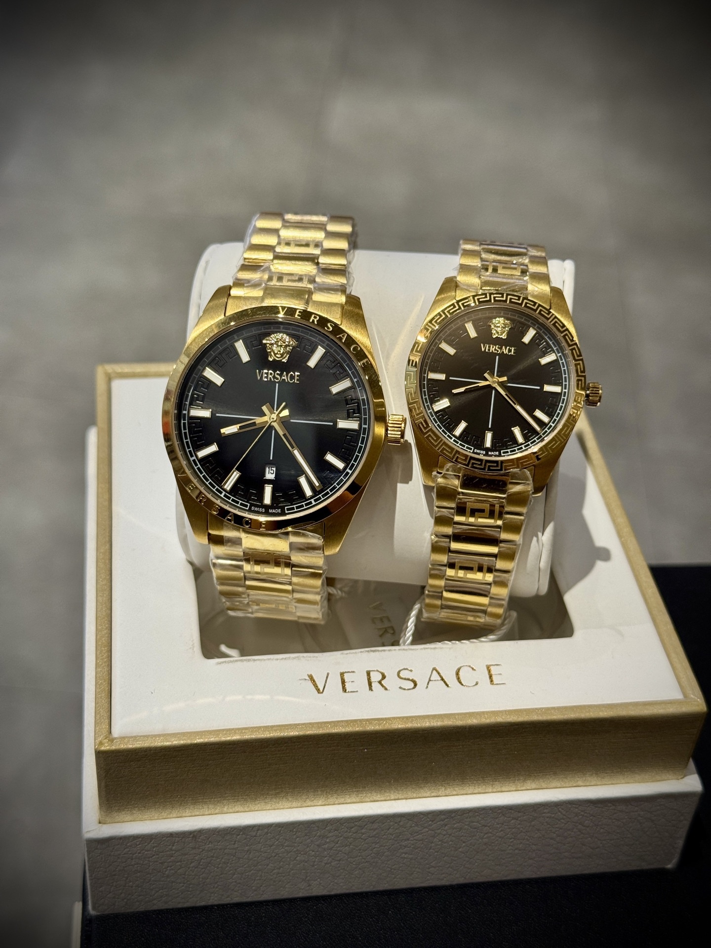
Versace範思哲石英手錶，VERSACE MILLENYIUM  LADY系列，採用希臘回紋元素錶盤，12時位飾有美杜莎頭像展現範思哲經典圖案魅力，錶鏈印刻希臘回紋搭配雙按蝴蝶扣設計，兼具時尚與舒適，錶盤男款40mm 女款32mm 30米生活防水，進口石英機芯

立即搶購👉