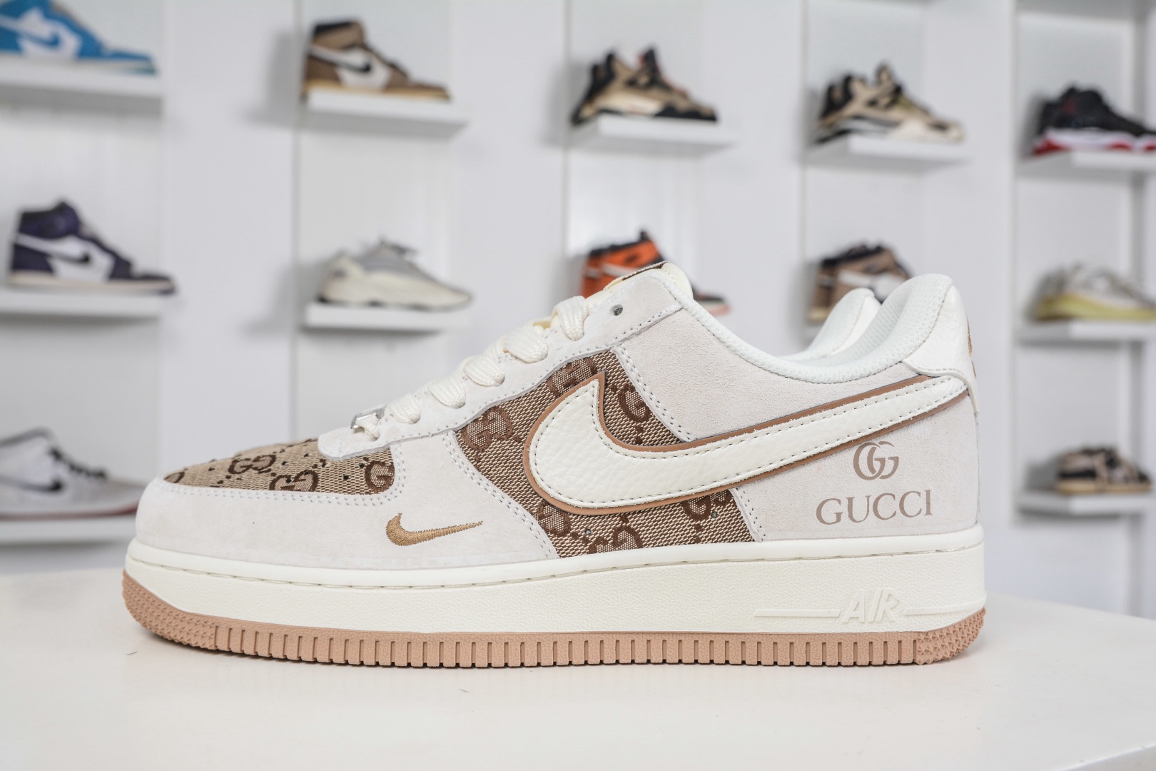 Gucci x NIke Air Force 1 古馳聯名-米黃 
貨號:MM3399 807
Size: 36 36.5 37.5 38 38.5 39 40 40.5 41 42 42.5 43 44 44.5 45