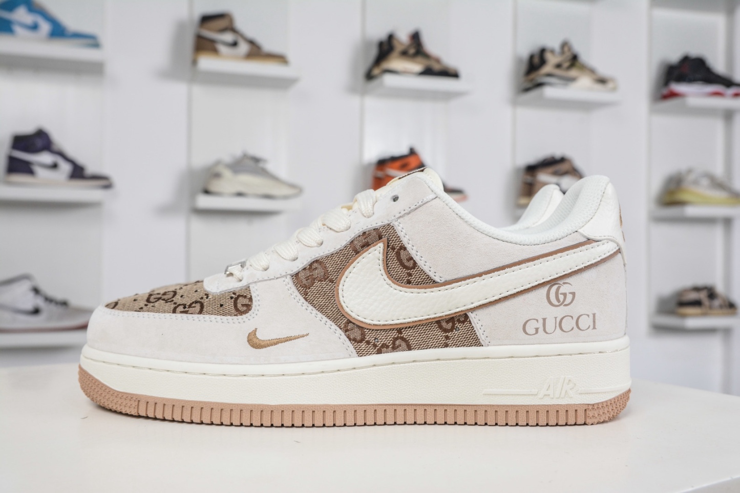 Gucci x NIke Air Force 1 古馳聯名-米黃 
貨號:MM3399 807
Size: 36 36.5 37.5 38 38.5 39 40 40.5 41 42 42.5 43 44 44.5 45