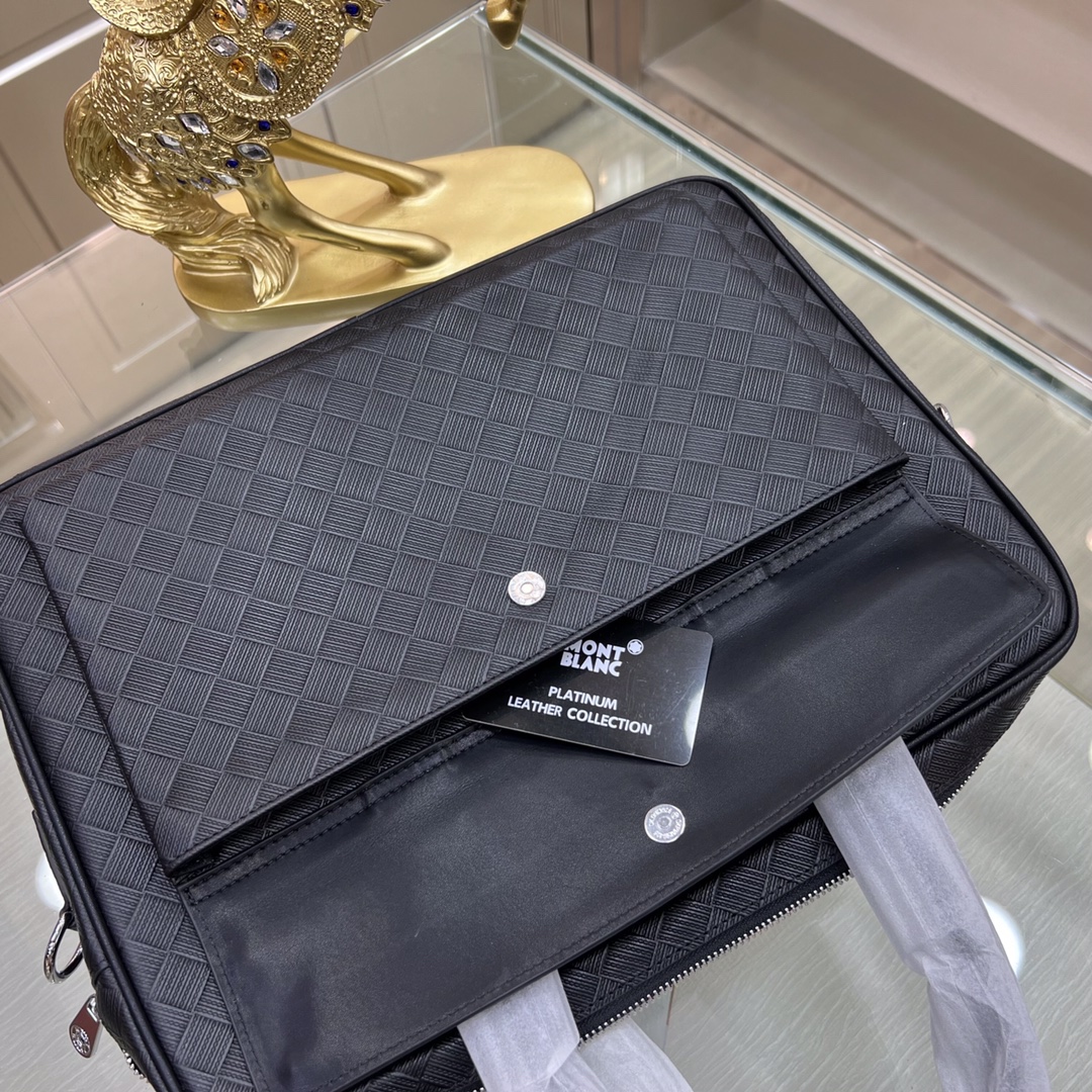 新品 ：Montblanc lnternational（萬寶龍）🔥最新款公文包，不但包型做得好，而且品質也非常精細，採用進口牛皮，半定型設計，款式簡單大方[色][勾引][勾引]
型號 : 231116-1
尺寸 : 38-28-7