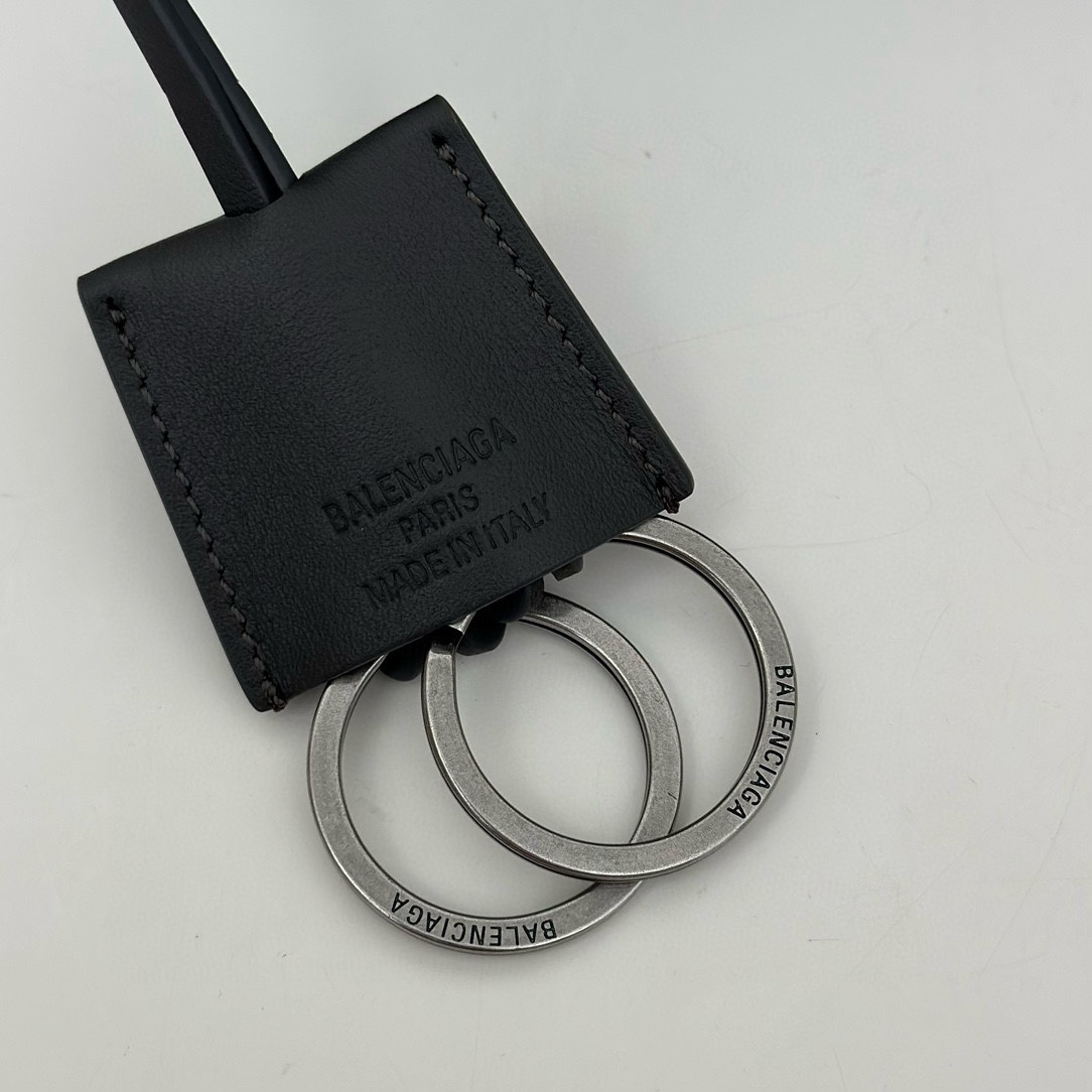 巴黎世家𝗕𝗮𝗹𝗲𝗻𝗰𝗶𝗮𝗴𝗮 🖤🖤出貨了！
款號：795456
尺寸：22.8×9.9×8.3cm
