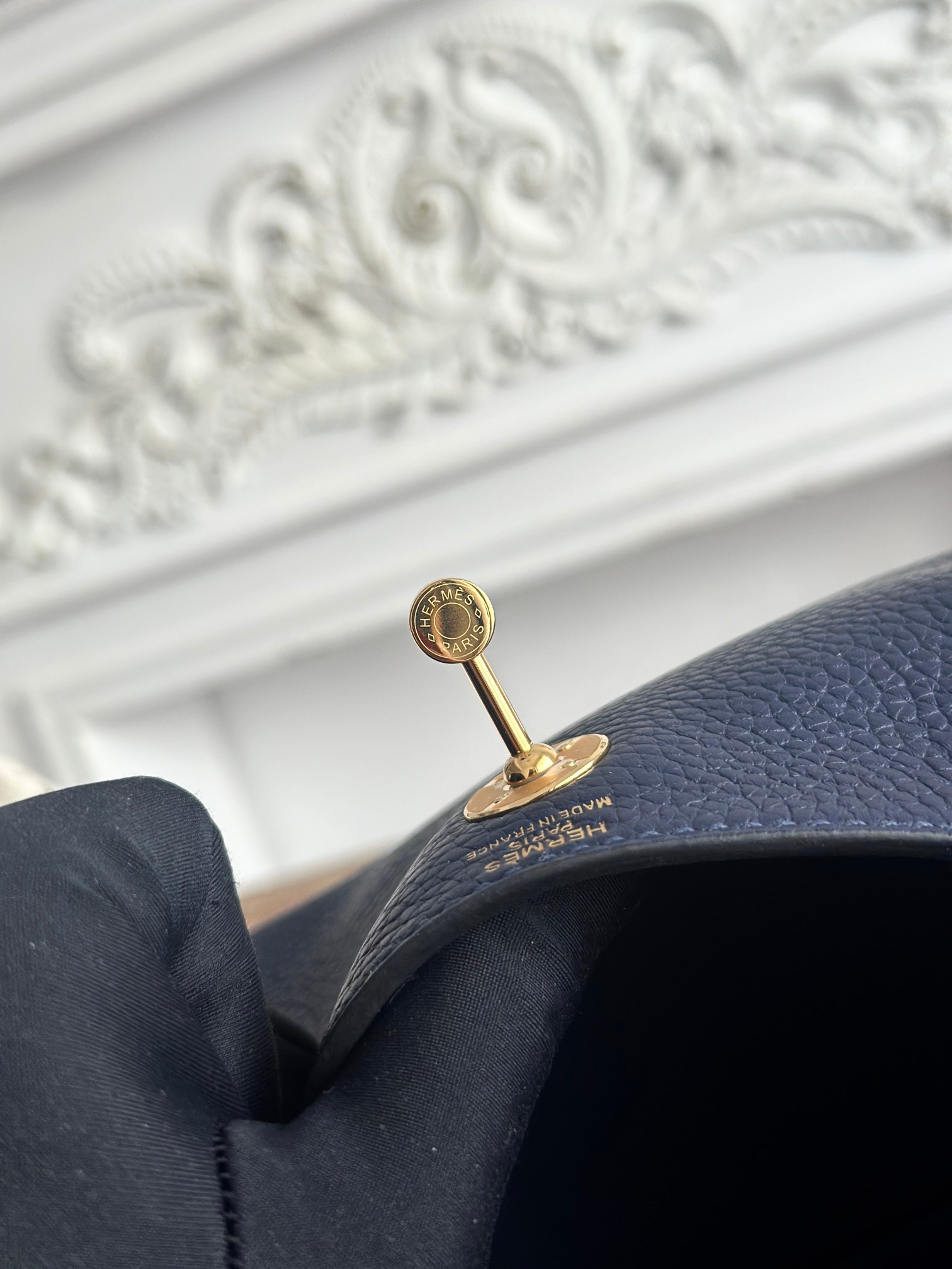 琳迪lindy 19cm	
Tc皮 蜜蠟線半手工縫製
lindy19保留了琳迪包所有細節的完整設計，側口袋、拉鍊等全部都是經典的設計√
這只小可愛暴擊了多少人的少女心