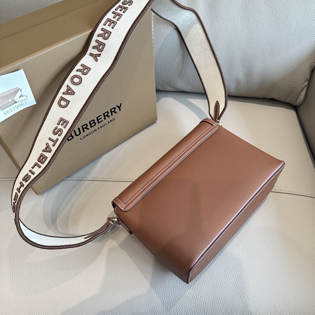 B家最新纖巧的斜挎包，採用意大利鞣制緝明線皮革精制而成，飾有鐫刻徽標的亮澤按扣，棉質帆布肩帶處飾有 Burberry 字母貼花。
25 x 8.5 x 18cm
肩背帶垂直佩戴高度：43cm🌟型號9061