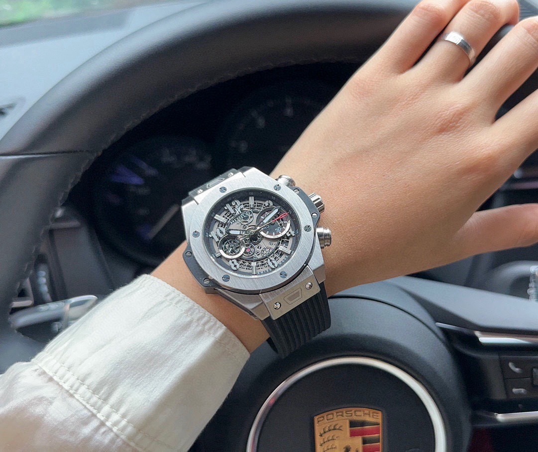 恆寶 Hublot精品男士腕表，勁爆鏤空設計，技藝精湛，獨具匠心，尊貴大氣，紳士風範。採用全自動機械機芯，頂級316精鋼表殼，天然橡膠錶帶，礦物質超強鏡面，尺寸43*13