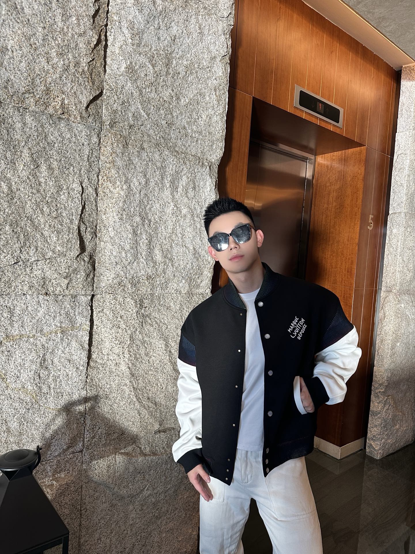 🔝LOUIS VUITTON LV 黑白拼皮棒球服夾克外套
原版22000購入開發，圓啊阿姨布料採用加厚550g賽爾棉潮牌衛衣料，進口精梳棉雙股珠地面料，彩色漸變螺紋，進口機精密刺繡，多重面料復合，原版定制輔料。定做珍珠紐扣，寬松版型，男女同款
B Size：S-L