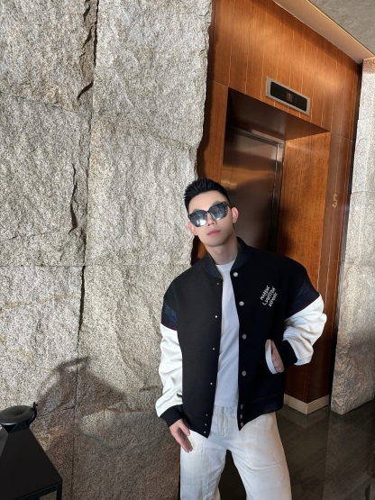 🔝LOUIS VUITTON LV 黑白拼皮棒球服夾克外套
原版22000購入開發，圓啊阿姨布料採用加厚550g賽爾棉潮牌衛衣料，進口精梳棉雙股珠地面料，彩色漸變螺紋，進口機精密刺繡，多重面料復合，原版定制輔料。定做珍珠紐扣，寬松版型，男女同款
B Size：S-L