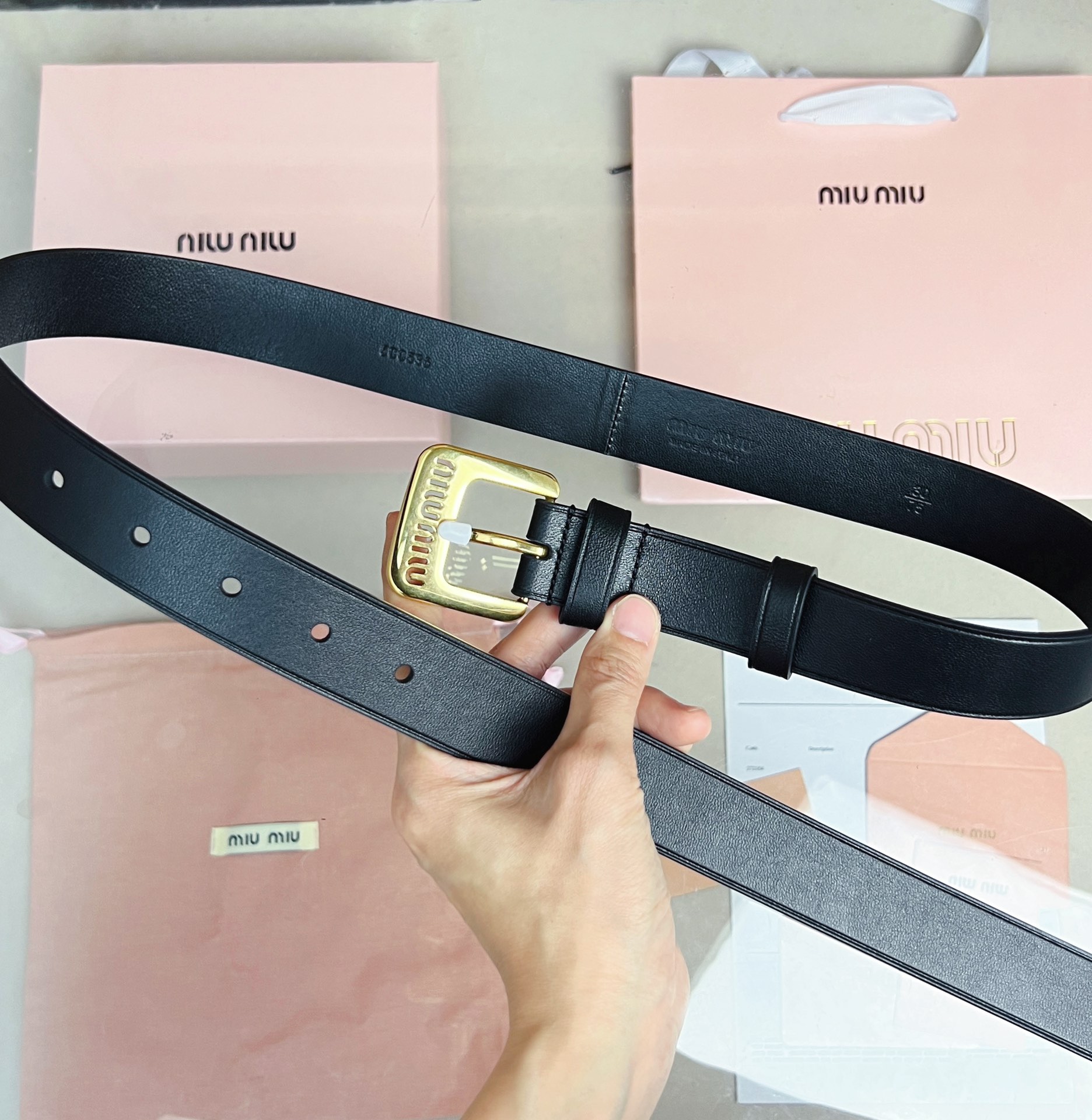 Miumiu焦糖色軟羊皮腰帶 這款軟羊皮腰帶設計簡約而優雅。金屬搭扣飾以Miu Miu徽標，品牌格調一覽無余。徽標裝飾金屬搭扣
寬度: 3cm