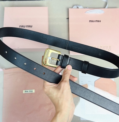 Miumiu焦糖色軟羊皮腰帶 這款軟羊皮腰帶設計簡約而優雅。金屬搭扣飾以Miu Miu徽標，品牌格調一覽無余。徽標裝飾金屬搭扣
寬度: 3cm