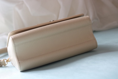 [玫瑰]最新歐洲版本[玫瑰] 原版品質[玫瑰]款號:50500/M24044/M24043[玫瑰]Twist MM LV Bloom手提包以迷人的新細節迎接春天。它採用了深色Epi皮革，帶有LV簽名迷人的雙色旋轉扣，並配有裝飾，短鏈上鑲嵌著精緻的單體花朵。由於優雅的可拆卸皮革肩帶和寬敞的多孔內部，她是一個精緻而多功能的伴侶。

23x17x9.5釐米(長度x高度x寬度)
裝配·光滑皮革內襯金色和銀色配件帶有LV簽名旋轉
.皮帶:可拆卸和可調
.皮帶長度(承載，最小):31.0釐米
