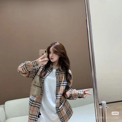 Burberry/巴寶莉 標籤貼布格紋棉質長袖襯衫
第一時間打版。面料為定制俯綢，上身絲滑透氣。紅外線定位裁剪，
定制貝殼頭扣，領子袖口復合硬襯，暴力水洗不會變形。
埋夾包縫工藝，保持版型不變形。國內頂級襯衫代工廠出貨，
前短後長 剪裁大膽突破常規，
完美還原Zp每個細節，商務休閒皆可搭配，人手幾件絕不為過。
裝飾品牌典藏 復古大格紋，BUR粉絲的衣櫥珍藏款式,尤其是對於忠實的BUR粉來說，
此款更是絕對不能錯過的珍寶級別產物！
S Size:S-XL