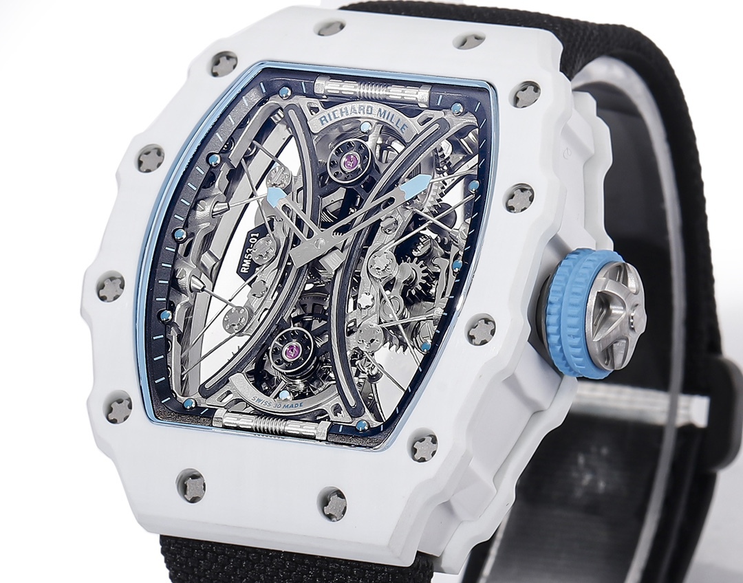 白色TPT石英纖維
【RICHARD MILLE】理查米爾RM53-01 將腕表設計與運動賽事相互結合，完美詮釋了賽場上的勇者堅定信念、頑強拼搏的精神。RM53-01以馬術運動為背景，採用多種高科技材料來抵御運動時帶來的強烈撞擊，從而保證不受破壞、正常運轉。高科技材質打造如同“護具”。“RM 53-01 PABLO MAC DONOUGH”的陀飛輪腕表，此款腕表除具備運動腕表的動感與活力外，還配備了堅固的TPT®碳纖維表殼、層壓藍寶石水晶表鏡以及固定機芯的懸浮式鋼索，有效的降低巨大衝擊、