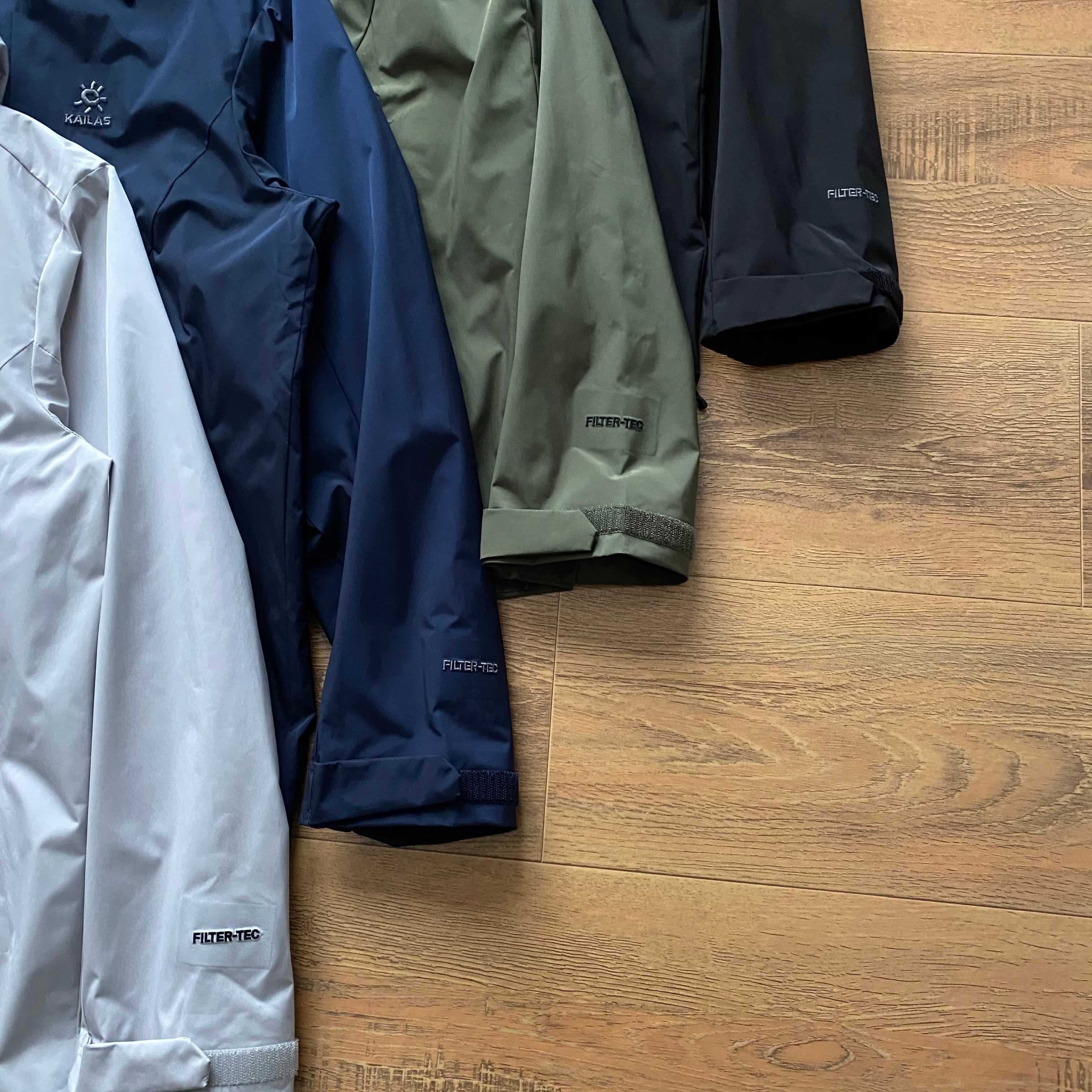 新款連帽三色風衣凱樂石KALIAS春季男子速乾輕薄外套 它的連帽設計，不僅時尚，還能在多變天氣中為你遮風擋雨。精選優質面料，觸感舒適，穿著自在無束縛，且具備良好的透氣性與耐磨性，滿足你的各種活動需求。版型上，注重亞洲人體型特點，舒適百搭，可輕鬆搭配各類下裝。無論是搭配牛仔褲展現休閒風，還是搭配工裝褲凸顯硬朗氣質，都毫無壓力。細節之處盡顯品質，精緻的縫線工藝，耐用的拉鍊與扣件，每一處都經過精心考量，只為給你帶來極致的穿著體驗。真正的3D立體裁剪，袖口添加魔術貼可自由調節 真正做到貼合身材比例，