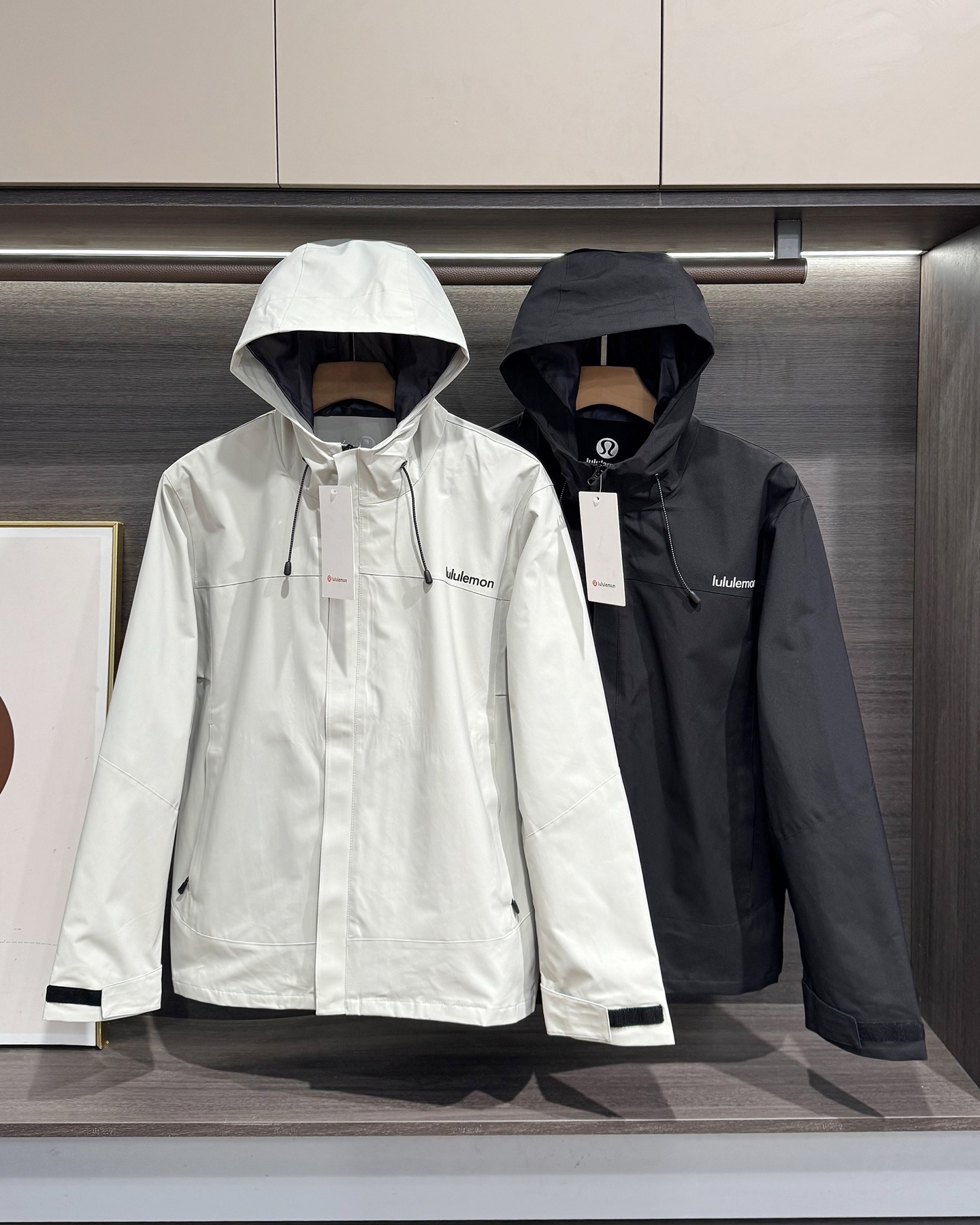 lululemon 機能衝鋒衣 | 雙緯記憶T800面料，戶外通勤全能王！
懂行的都知道，lululemon這件衝鋒衣的面料才是真·黑科技！採用雙緯記憶T800面料，防水4級以上，防風防雨、抗皺透氣、防刮耐磨，立體有型不軟塌，里料更是抗靜電布，應對乾燥天氣或特殊場所都毫無壓力！
- 防護拉滿：防潑拒水+防風鎖暖+透濕排網，暴雨天不漏水，大風天不透涼，運動時還能快速排汗，戶外徒步、通勤驟雨都能穩穩hold住。
- 細節質感：可調節抽繩連帽+隱形拉鍊口袋，胸口lululemon Logo+下擺壓印