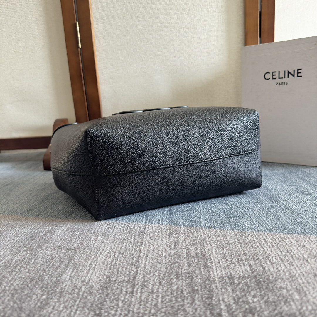 CELINE 家最新款托特包「CABAS ANAIS」小號_到貨啦!看一眼就
陷進去的大包，真的是喜歡大包姐妹的利!上身特別的高級、
精緻，庸庸懶懶的復古風，簡單不浮誇，粒面牛皮完全不用擔
心刮花!大容量設計~無論是日常出街還是通勤，都能輕鬆裝
下各種物品喲!
型號:118233
尺寸:28x24x12cm
