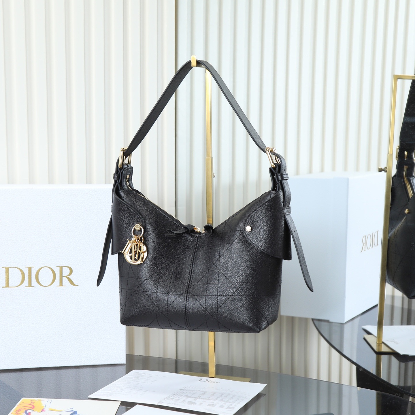 原廠皮 小號粒面牛皮 黑色 

Voyage秋冬系列油蠟皮
又是一個王炸級別，直接擊中心巴上
自帶鬆弛感，包形柔軟又隨意
復古的油蠟牛皮，經典藤紋格，雙拉鍊設計
整體高級又時髦，精緻感滿滿的字母吊墜
細節非常到位，超大的容量，自用超輕便
時髦精們都懂這款的含金量

型號：2845

size:22*9.5*15cm