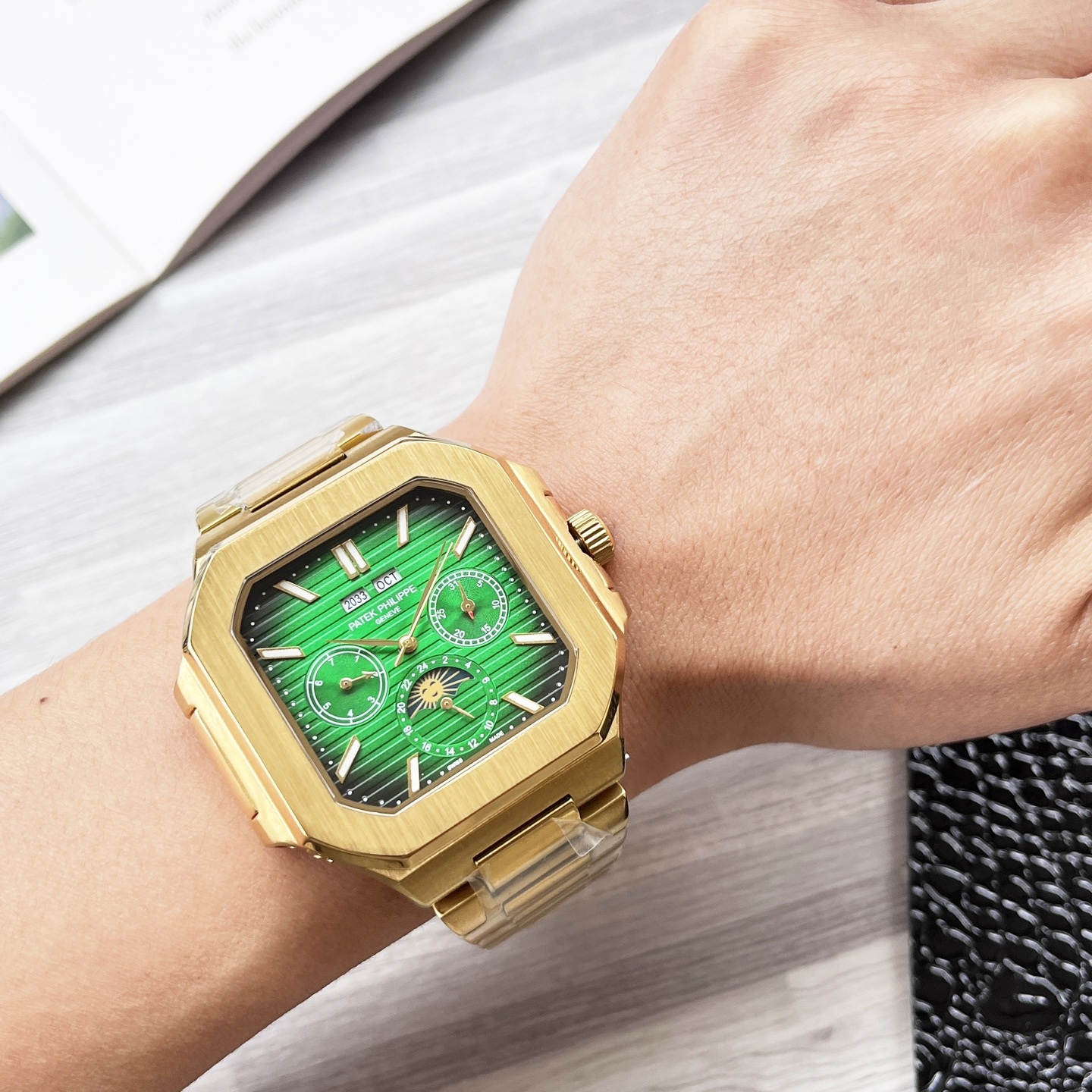 
八角殼系列 精緻百搭🎈🎈
【最新】：百達翡麗 🔥最新設計🔥大飛輪精品🎈🎈
【類型】：精品男士腕表
【錶帶】：真牛皮錶帶
【機芯】：高端全自動機械機芯
【鏡面】：礦物質強化玻璃（更高清）
品味高雅 浩瀚大氣 匠心獨運 腕間瑰寶
尺寸：直徑42mm厚12mm熱賣上市！歡迎轉載！