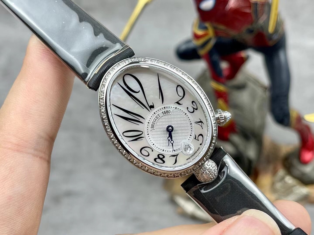 [玫瑰][玫瑰]最強 升級版 頂級 復刻女款 寶璣那不勒斯皇后系列，
【表殼】腕表尺寸分別為中號36.5x28.5毫米 
鵝卵形表殼高雅大氣，表殼外緣飾有錢幣紋。表圈和表殼周圍鑲嵌共117顆施華洛水晶（約0.99克拉）。表冠處鑲有一顆梨形晶石（約0.26克拉）
【精彩細節】
1.與原裝吻合，在表殼背部均打有貴金屬標識，效果清晰工整，彰顯腕表檔次。2.穹面玻璃，從側面看不僅有魚眼效果，還能折射鑽石帶來的璀璨光芒，更顯腕表高貴血統。
3.為了達到原裝K金質量的手感，調試了表殼內部結構的配重，做到重量與原版如出