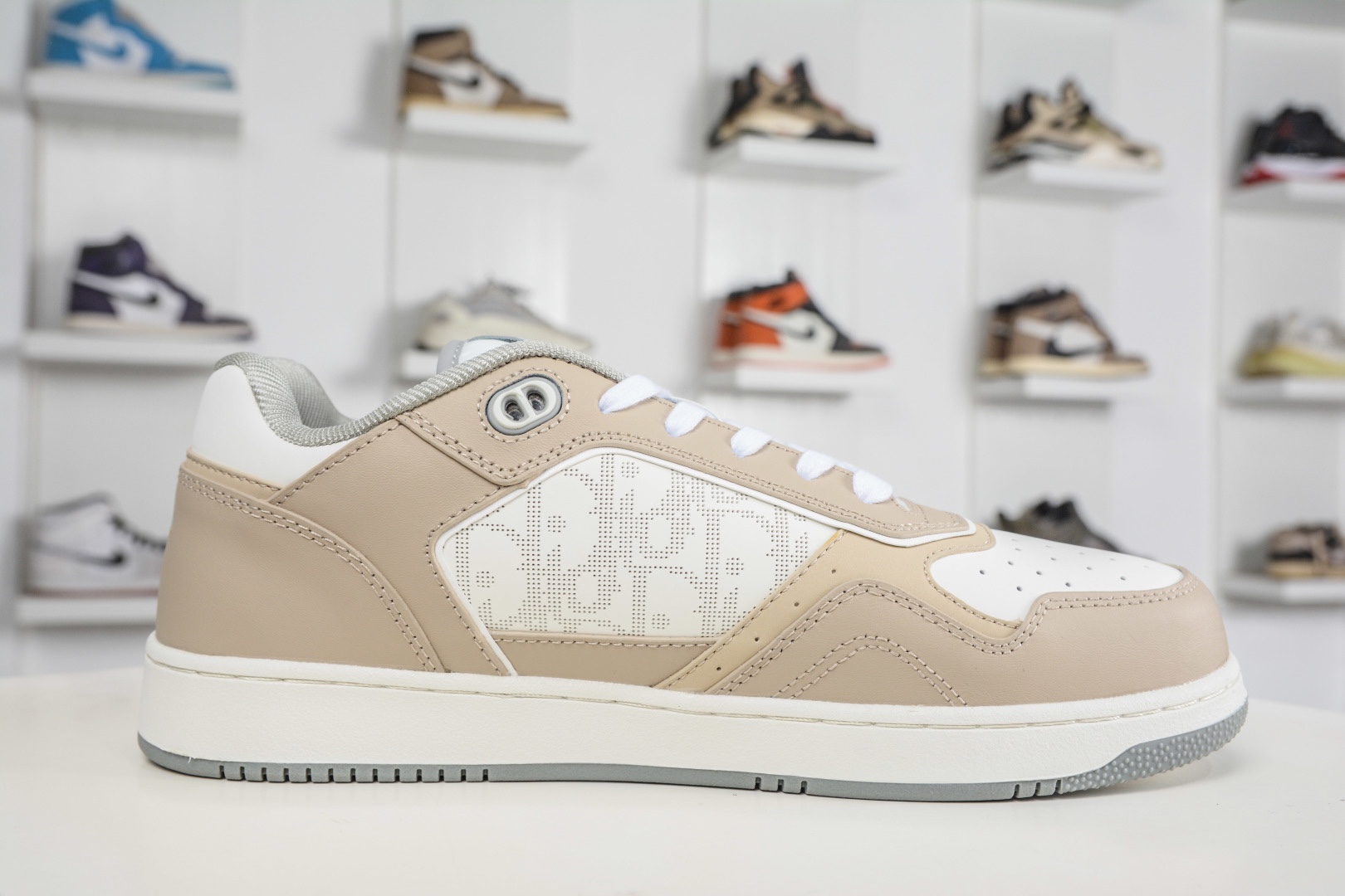 迪奧/Dior B27 Oblique Galaxy Low Top Sneakers B27系列低幫復古真皮百搭運動休閒板鞋 
貨號：3SN272ZIR16536
尺碼：38 39 40 41 42 43 44 45 46