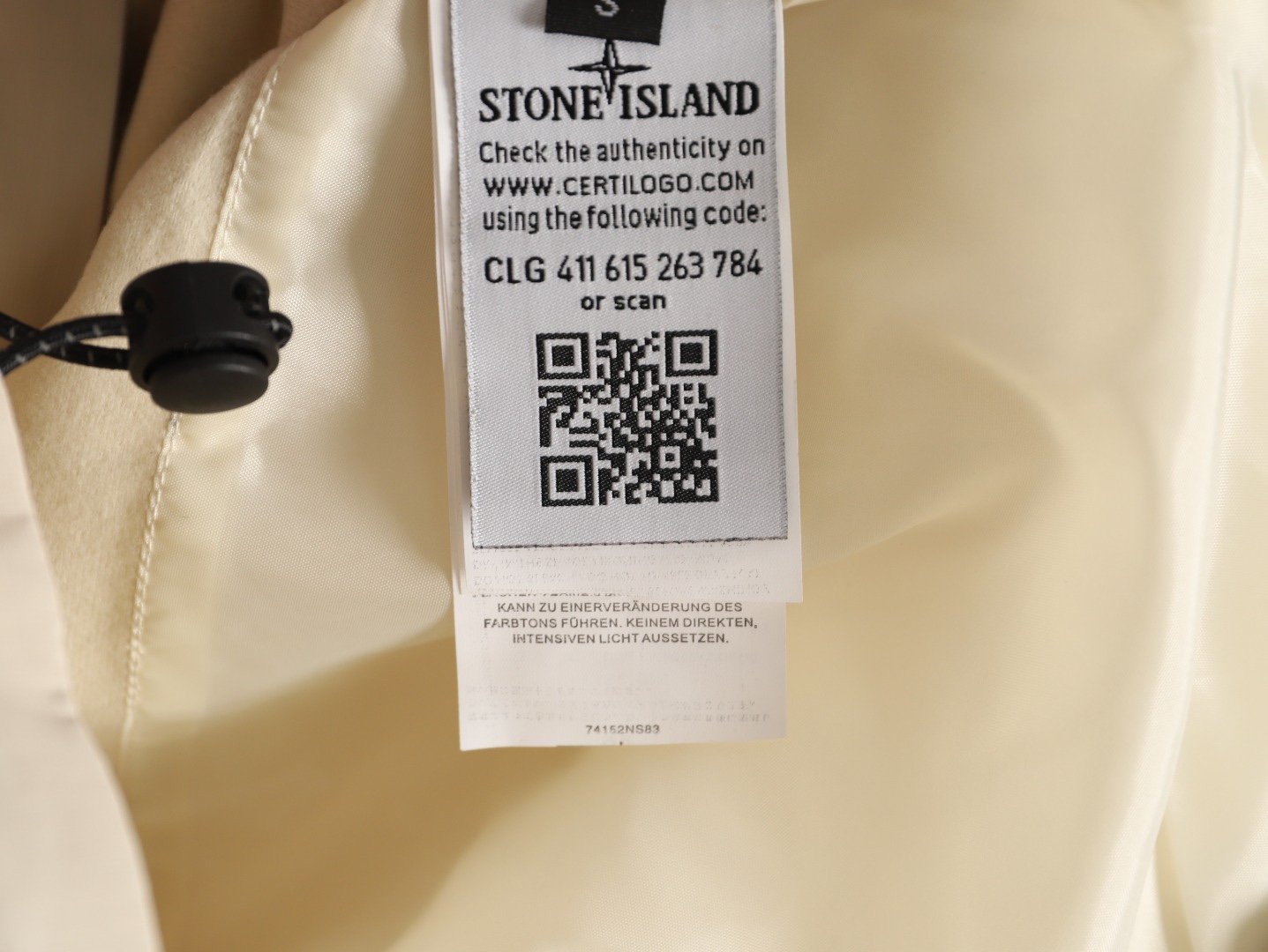 Stone Island/石頭島 24ss 手臂刺繡羅盤衝鋒衣外套
石頭島春季最熱單品 超級吸睛的一款衝鋒衣外套 一眼就能愛上 採用梭織防風防水面料 手感細膩順滑 寬松連帽的版型  水洗標一應俱全 細節滿滿的一款衝鋒衣 大廠代工 品質可靠 

-略帶復古感的機能衝鋒衣 城市徒步 戶外穿行都很出挑 男女都可以駕馭的一款潮流單品 
Color：黑色
A Size：S-XXL