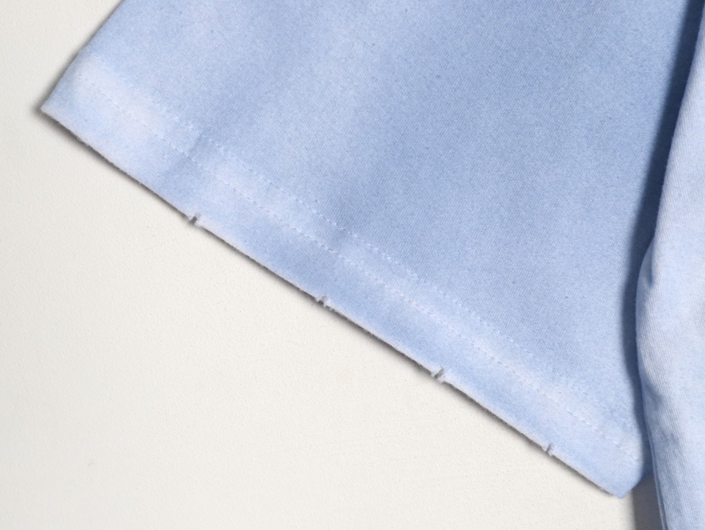 🔝Acne Studios 26SS 1996字母印花短袖T恤
面料是定制定染的32支220g原版雙紗棉，胚布經過高盂環保染色，裁大貨前還要進行高溫環縮水，降低縮水率的同時使得手感更柔軟舒適，印花方面必須五層膠漿，第一遍必須為進口打底漿，填平布料上極為細小的線洞，再由高溫床烤乾再劇頗色，採用油墨因熱平網印花，一共刷五層，每一層間隔為時間為30分鐘，才能保證出來的成品保持原版的質感，全套開發輔料
尺碼：S-XL