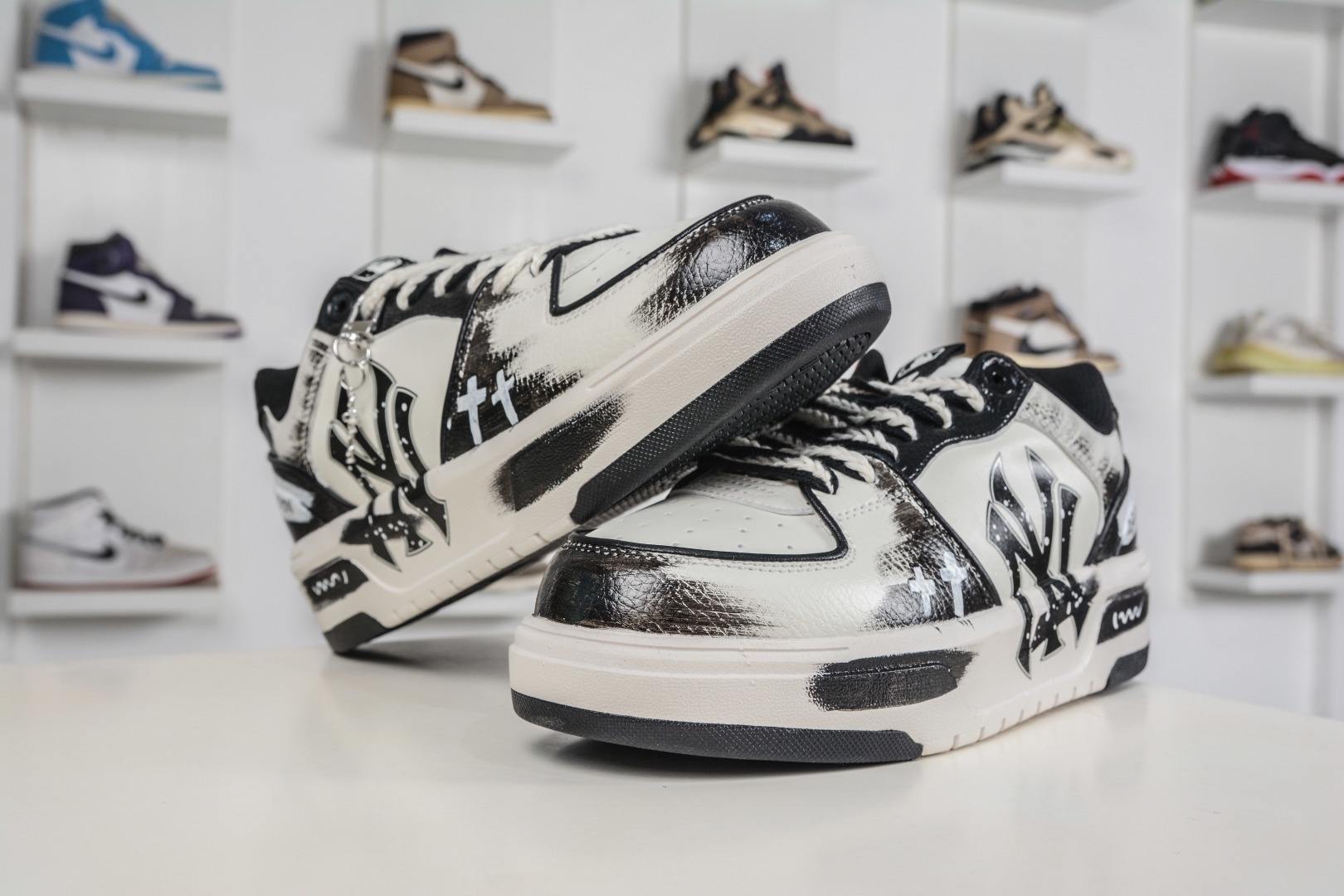 MLB Chunky Liner 黑白暗繪 塗鴉定制配色學長鞋系列低幫老爹風輕量增高厚底百搭休閒運動慢跑鞋 
貨號：3ASXCA12N 50WHS
尺碼：36 36.5 37.5 38 38.5 39 40 40.5 41 42 42.5 43 44 44.5 45