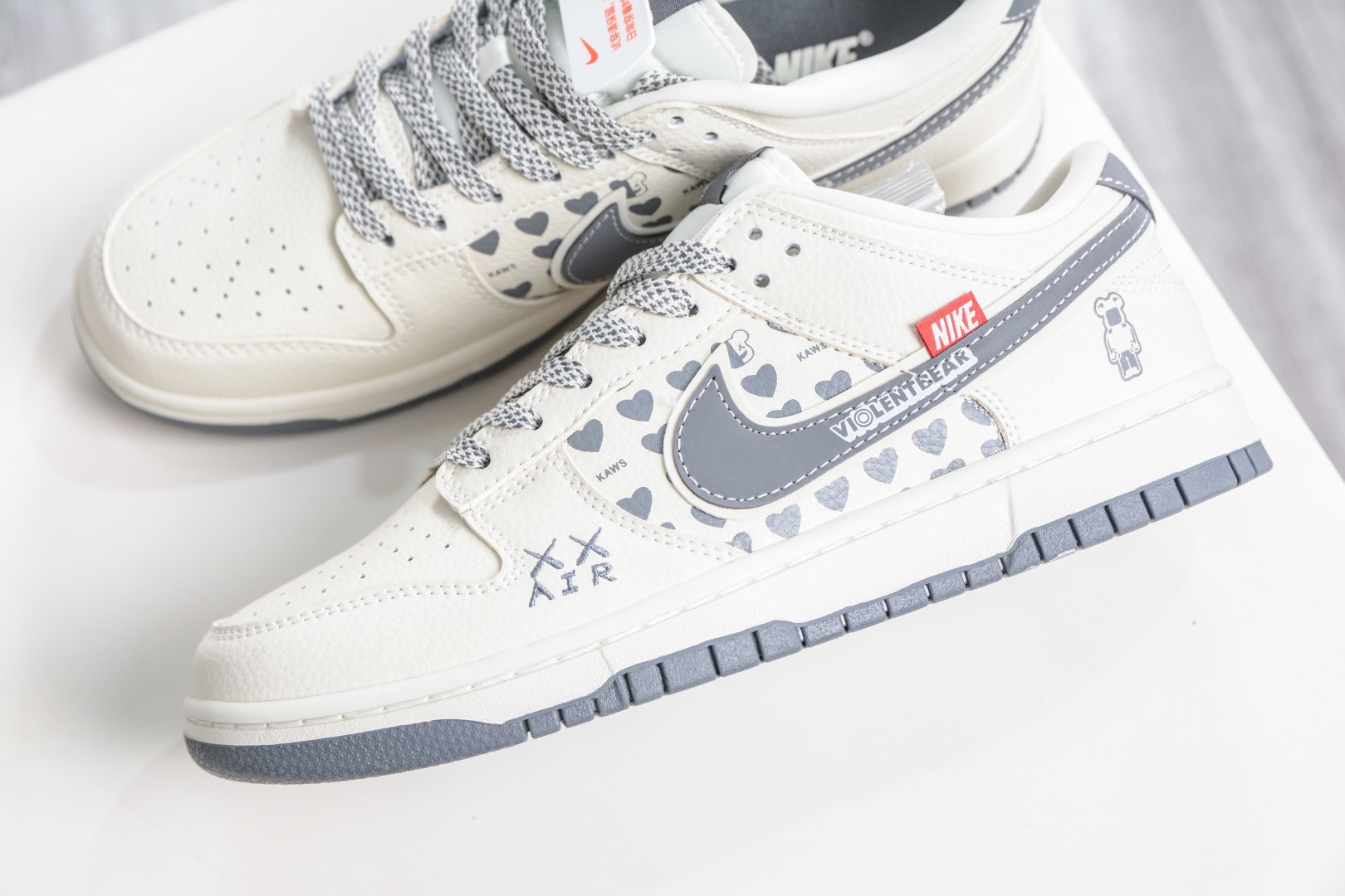 Nike SB Dunk Low x BE@RBRICK 暴力熊聯名-白灰雙鈎 
貨號：TX1688 006
尺碼：36 36.5 37.5 38 38.5 39 40 40.5 41 42 42.5 43 44 44.5 45