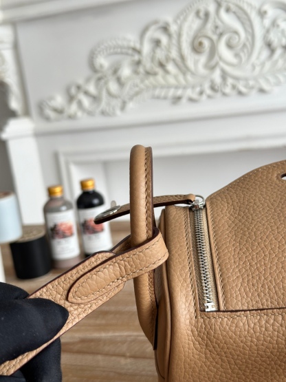 琳迪lindy 19cm	
Tc皮 蜜蠟線半手工縫製
lindy19保留了琳迪包所有細節的完整設計，側口袋、拉鍊等全部都是經典的設計√
這只小可愛暴擊了多少人的少女心