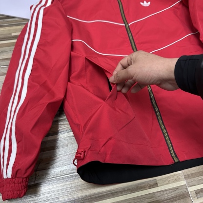 春秋季新款男士夾克外套女士外套夾克雙面穿外套紅色外套阿迪達斯三葉草外套三條槓夾克）
阿迪達斯 Adidas 三葉草兩面穿外套 
​黑紅撞色的外套在秋冬里超吸睛
​設計簡直是性價比王炸，雙面雙風格隨便切換，黑面走復古運動風，紅白條紋領撞色吸睛，側邊編織紋路藏滿細節

後背還有彩色刺繡三葉草，潮得毫不費力，紅面是經典白條紋款，簡約亮眼還巨顯白，
做工細節直接拿捏，全身細密鎖邊走線，針腳勻得找不出一根歪線，側邊編織紋路是規整手工走線，穿再久都不會松垮開線，

五金輔料更是誠意滿滿，領口織帶包边厚实挺