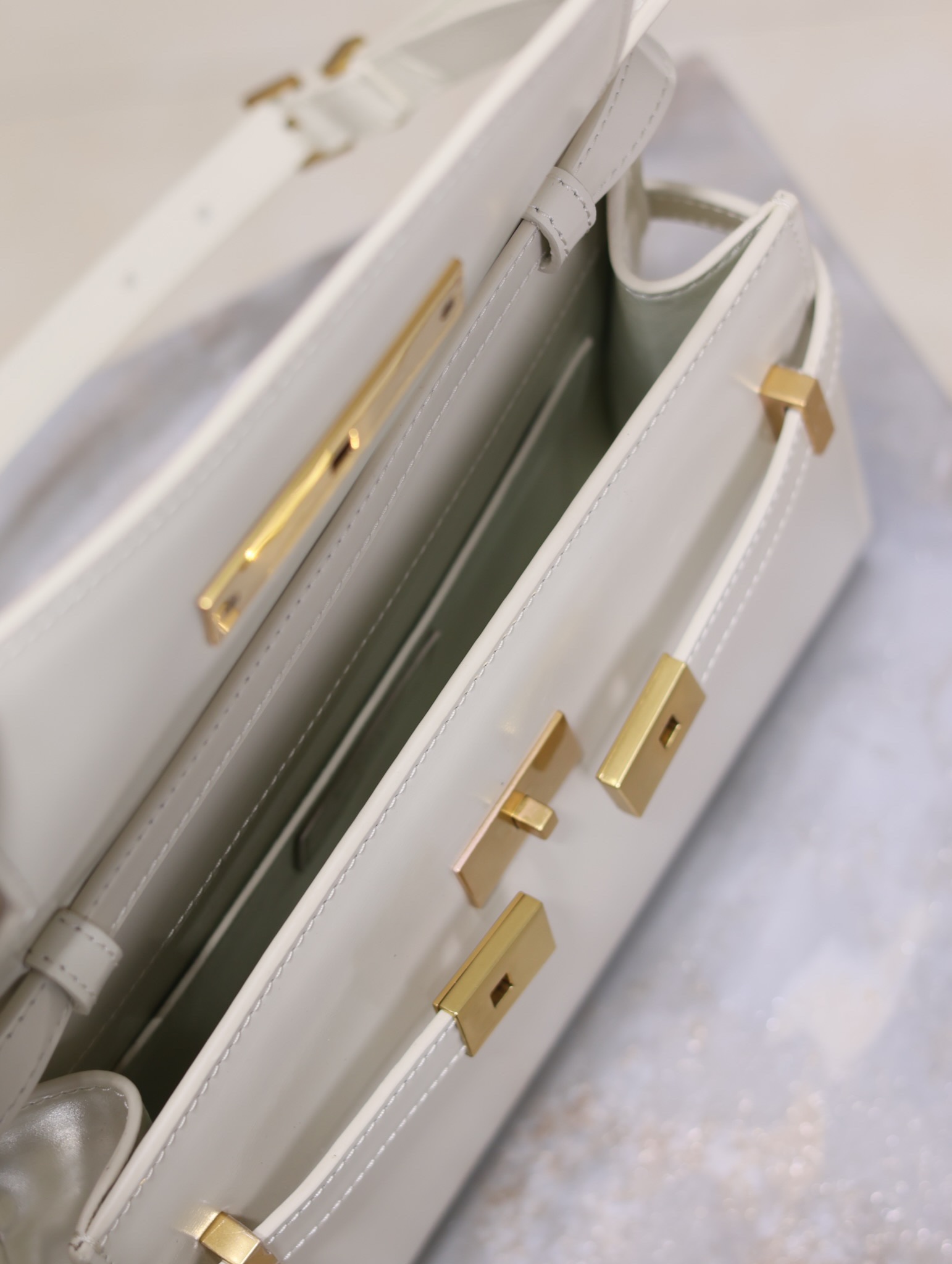 Manhattan_24cm
專櫃同步新款Manhattan法棍包小號24cm全新到貨！最新包型翻蓋曼哈頓法棍包，一改以往經典的logo，取而代之低調簡約的設計風格，它有點像H家的凱莉，很有復古的味道！商務➕休閒兩者結合，總結起來就是百搭！可以手拿，可以單肩或斜挎，一包多用，滿足了商務型女士，又滿足了小女生的休閒！精心挑選的原廠皮、完美的走線、精緻的五金讓整個包包都散髮出高級的味道！
型號：675626
尺寸：24x17.5x6cm