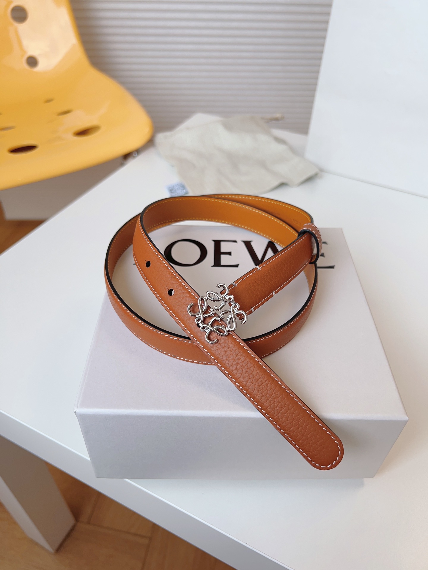 
Loewe 羅意威 經典粒面小牛皮，極簡風格的搭配，腰帶早已不是勒緊褲腰的工具，而是提升衣品，畫龍點睛的飾品；此款腰帶易搭配服飾。皮帶寬度：2.0cm