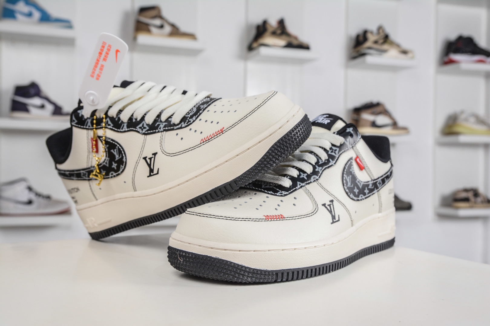 Nike Air Force 1 Low 07 x Louis Vuitton LV聯名-米白黑 
貨號:LV2288 002
Size：36 36.5 37.5 38 38.5 39 40 40.5 41 42 42.5 43 44 44.5 45