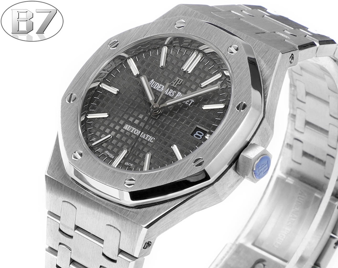 B7  Factory
AP愛彼 女款愛彼皇家橡樹 剔除機芯甲板多餘部分，使之變得更加鏤空——成就鋼表巔峰—— 實力演繹 衛冕“鋼”王！【6大精妙之處】1.正品拆解開模，尺寸為37毫米與正品一致！2.完美還原正品表殼的每一處細節，盡顯正品“稜角分明 堅毅果敢”的陽剛氣質。3.鋼帶的做工無可挑剔，比市面上任何鋼帶表做工均要更上一層樓，鋼帶頭粒和表頭銜接的“緩衝帶”的鬆緊程度與正品一模一樣。4.自動陀的與原裝致敬，是市面唯一做到顏色於原裝一致的版本（市面一般版本均偏紅）其上的ap族徽雕刻獨一無二。