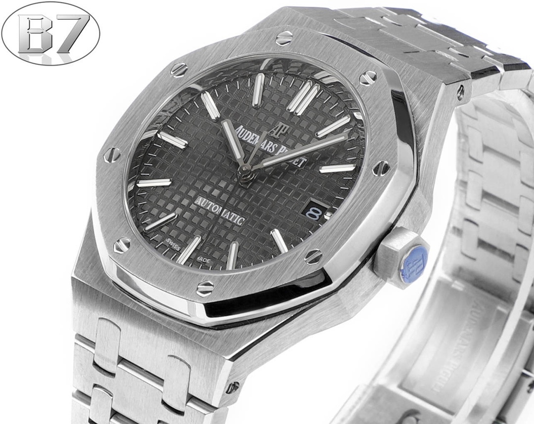 B7  Factory
AP愛彼 女款愛彼皇家橡樹 剔除機芯甲板多餘部分，使之變得更加鏤空——成就鋼表巔峰—— 實力演繹 衛冕“鋼”王！【6大精妙之處】1.正品拆解開模，尺寸為37毫米與正品一致！2.完美還原正品表殼的每一處細節，盡顯正品“稜角分明 堅毅果敢”的陽剛氣質。3.鋼帶的做工無可挑剔，比市面上任何鋼帶表做工均要更上一層樓，鋼帶頭粒和表頭銜接的“緩衝帶”的鬆緊程度與正品一模一樣。4.自動陀的與原裝致敬，是市面唯一做到顏色於原裝一致的版本（市面一般版本均偏紅）其上的ap族徽雕刻獨一無二。