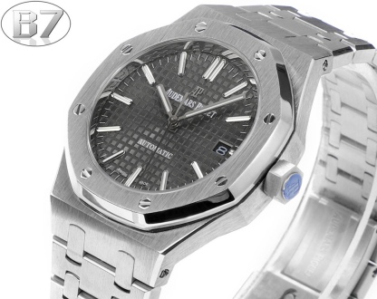B7  Factory
AP愛彼 女款愛彼皇家橡樹 剔除機芯甲板多餘部分，使之變得更加鏤空——成就鋼表巔峰—— 實力演繹 衛冕“鋼”王！【6大精妙之處】1.正品拆解開模，尺寸為37毫米與正品一致！2.完美還原正品表殼的每一處細節，盡顯正品“稜角分明 堅毅果敢”的陽剛氣質。3.鋼帶的做工無可挑剔，比市面上任何鋼帶表做工均要更上一層樓，鋼帶頭粒和表頭銜接的“緩衝帶”的鬆緊程度與正品一模一樣。4.自動陀的與原裝致敬，是市面唯一做到顏色於原裝一致的版本（市面一般版本均偏紅）其上的ap族徽雕刻獨一無二。