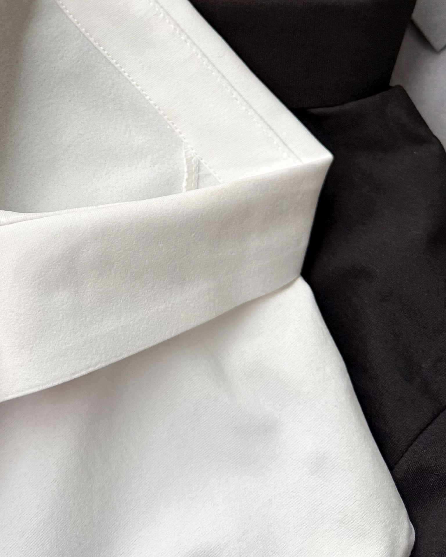 春季新款DESCENTE迪桑特吸濕長袖防曬+抗菌SECOt恤翻領POLO
2026春季新款
大身採用迪桑特自研面料，具有吸濕速乾，UPF215+防曬及Polygiene抑菌功能門襟採用激光切割工藝，結合肩部超聲波貼合工藝，提升細節品質感領口，門襟及下擺均採用熱壓工藝，外觀平整
頻繁穿梭於不同目的地航站樓，美學與實用兼具的著裝是應對高強度，快節奏，多場景工作的基礎。將戶外防護功能面料與都市生活設計剪裁兼容並蓄，實現全日多場景無縫切換讓戶外成為生活的新常態。