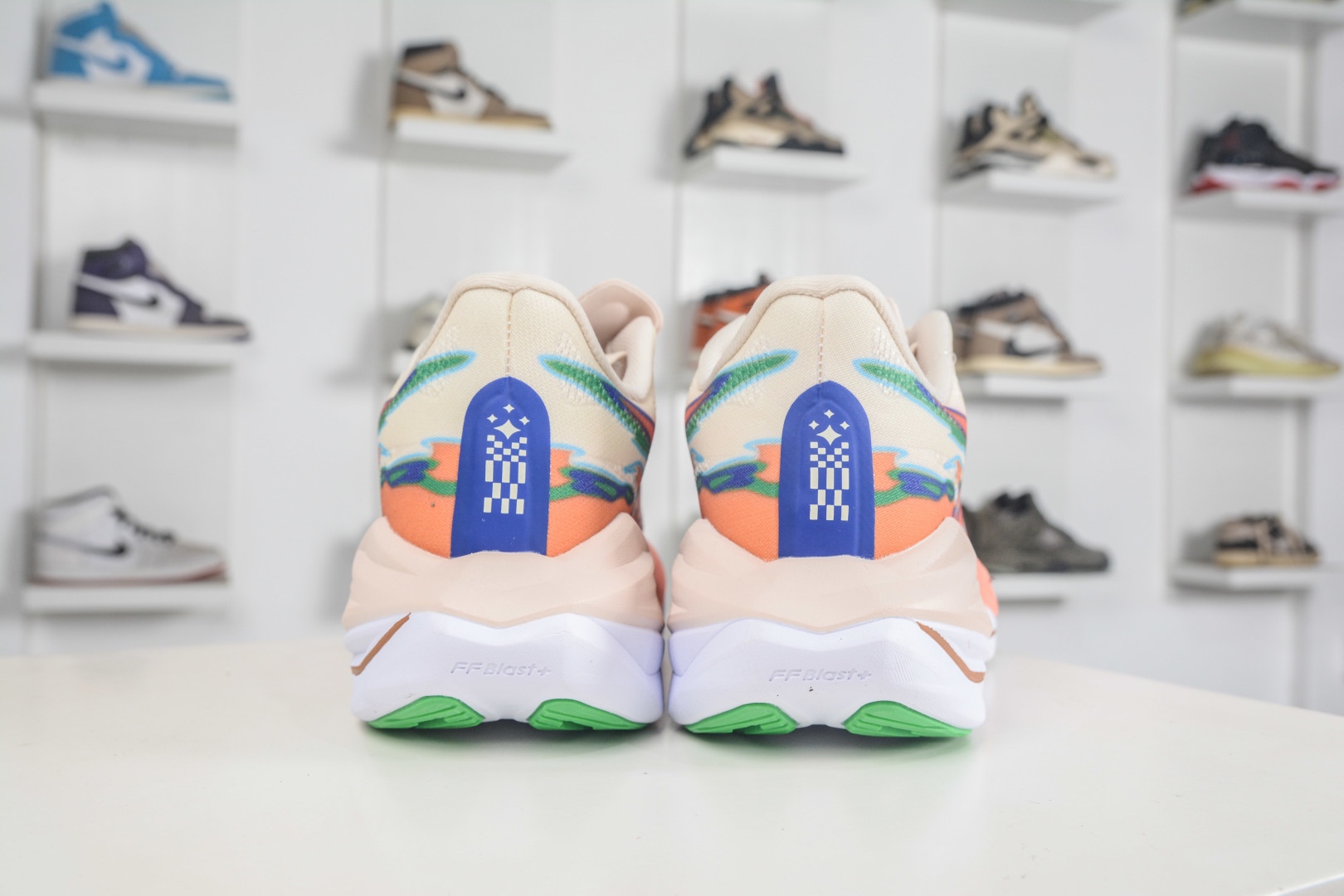 Asics SuperBlast 3 轻量回弹舒适透气支撑跑步鞋 
货号：1013A177 002
尺码：36 37 37.5 38 39 39.5 40 40.5 41.5 42 42.5 43.5 44 44.5 45