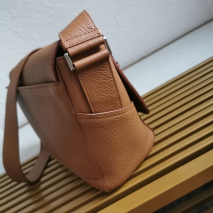 【 原單】🎉新款郵差包🎉🎉2VD069🎉🎉這款皮革單肩包採用進口小牛皮，彰顯時尚休閒格調。精緻小巧，翻蓋廓形搭配可調節肩帶，飾有金屬五金配件和字母徽標。翻蓋設計 上身效果非常酷，寶寶們，趕緊入手吧🎉🎉長22x高22x底12cm🎉🎉🎉👏👏