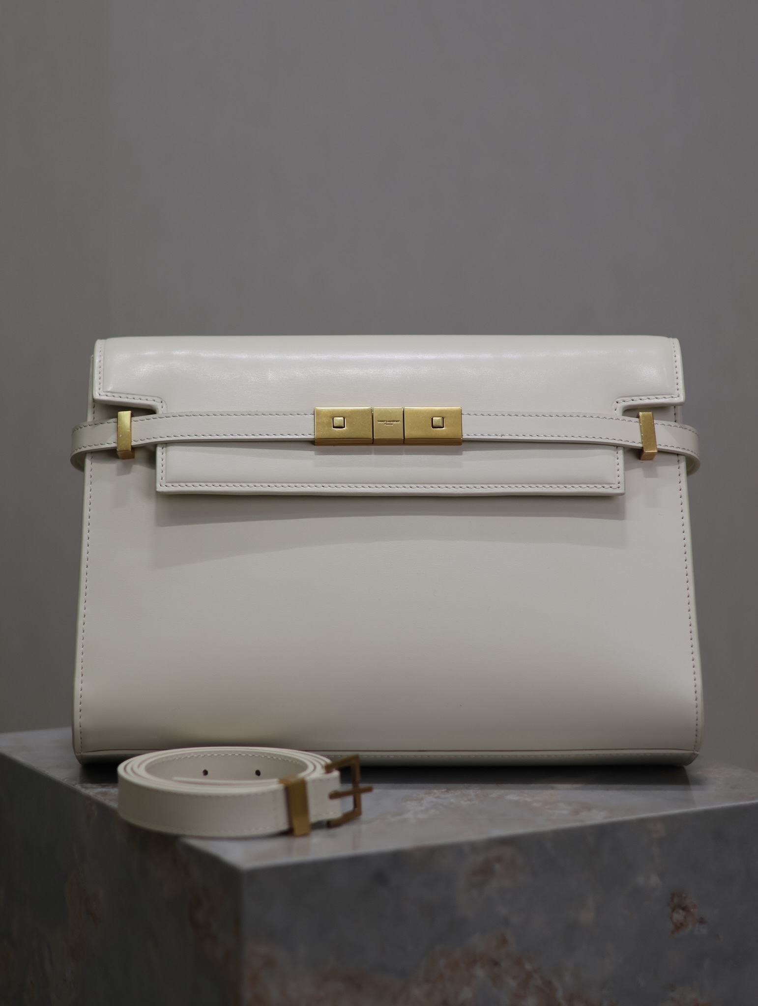 Manhattan_29cm
翻蓋曼哈頓法棍包，一改以往經典的logo，取而代之低調簡約的設計風格，它有點像H家的凱莉，很有復古的味道！商務➕休閒兩者結合，總結起來就是百搭！可以手拿，可以單肩或斜挎，一包多用，滿足了商務型女士，又滿足了小女生的休閒！精心挑選的意大利牙簽紋牛皮、完美的走線、精緻的五金讓整個包包都散髮出高級的味道！
型號：579271
尺寸：29x20.5x7cm